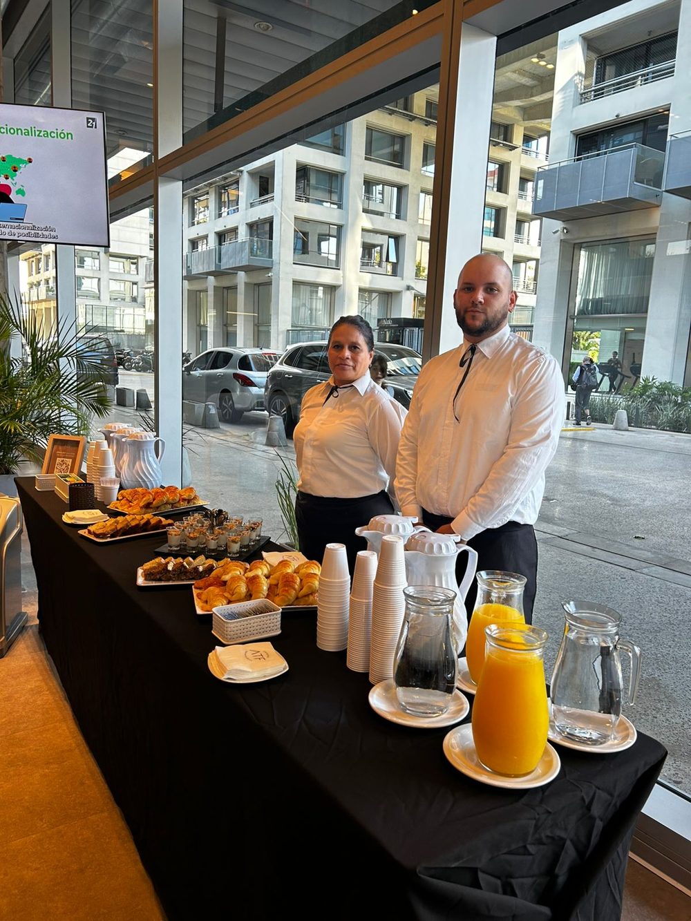 Equipo de ATF atendiendo un coffee break corporativo