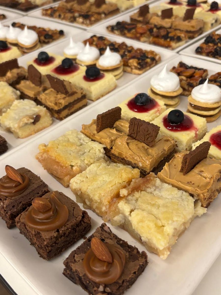 Mesa dulce con brownies, cheesecake y pastelería de ATF